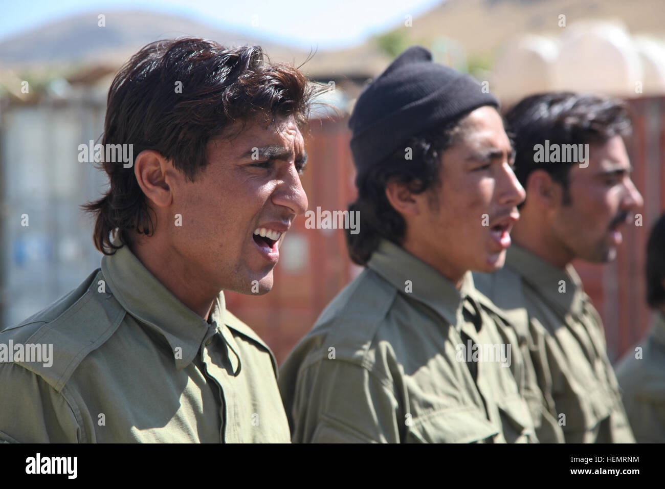 La police locale afghane (ALP) stagiaire récite un verset du jour, lors d'une hotel de Ghazni, district de la province de Ghazni, Afghanistan, le 26 septembre 2013. L'ALP 57 stagiaires préparé pour le jour de la remise des diplômes au centre de formation de la province de Ghazni après une longue semaine trois plomb afghan ALP programme qui porte sur le développement professionnel, les techniques médicales, petite unité tactique, et de compétences d'armes. (U.S. Photo de l'armée par la CPS. Jessica Reyna DeBooy/libérés) Se préparer pour l'obtention du diplôme 130926-A-SL739-045 Banque D'Images