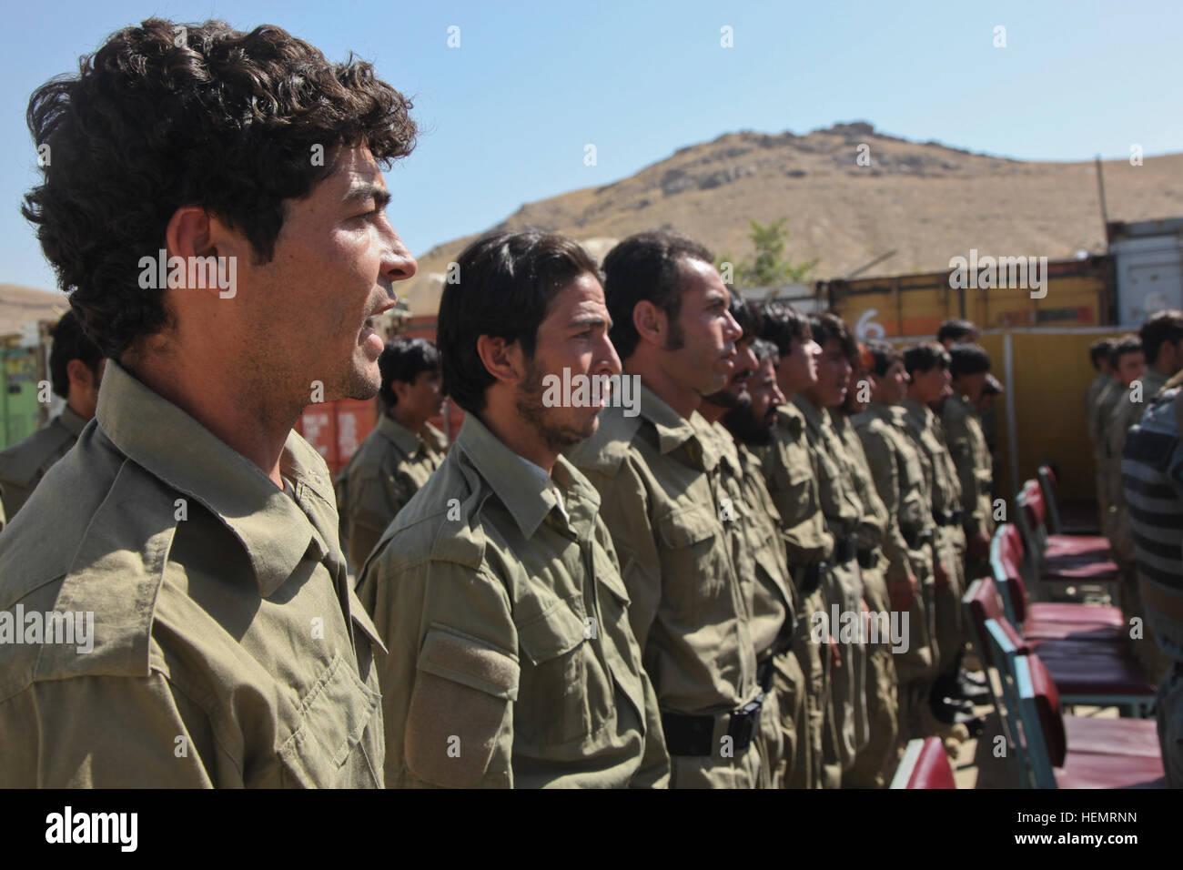 La police locale afghane (ALP) stagiaires récite un verset du jour, lors d'une hotel de Ghazni, district de la province de Ghazni, Afghanistan, le 26 septembre 2013. L'ALP 57 stagiaires préparé pour le jour de la remise des diplômes au centre de formation de la province de Ghazni après une longue semaine trois plomb afghan ALP programme qui porte sur le développement professionnel, les techniques médicales, petite unité tactique, et de compétences d'armes. (U.S. Photo de l'armée par la CPS. Jessica Reyna DeBooy/libérés) Se préparer pour l'obtention du diplôme 130926-A-SL739-044 Banque D'Images