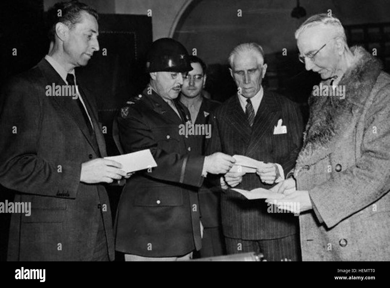04 Oct 1946, Nuerenberg, Allemagne --- Le Colonel D. C. Andrus, l'ARMÉE AMÉRICAINE, présente ici des lettres certifiant la liberté de Hans Fritsche, (L), Franz Von Papen, (deuxième forme droite), et Hjalmar Schact, (R), peu après les trois Allemands ont été acquittés des accusations de crimes de guerre par le Tribunal international. Le colonel Andrus est en charge de la prison où tous les 21 accusés avaient été confinés pendant le procès. --- Image par © Bettmann/CORBIS Fritzsche, Papen, Schacht avec Andrus Banque D'Images
