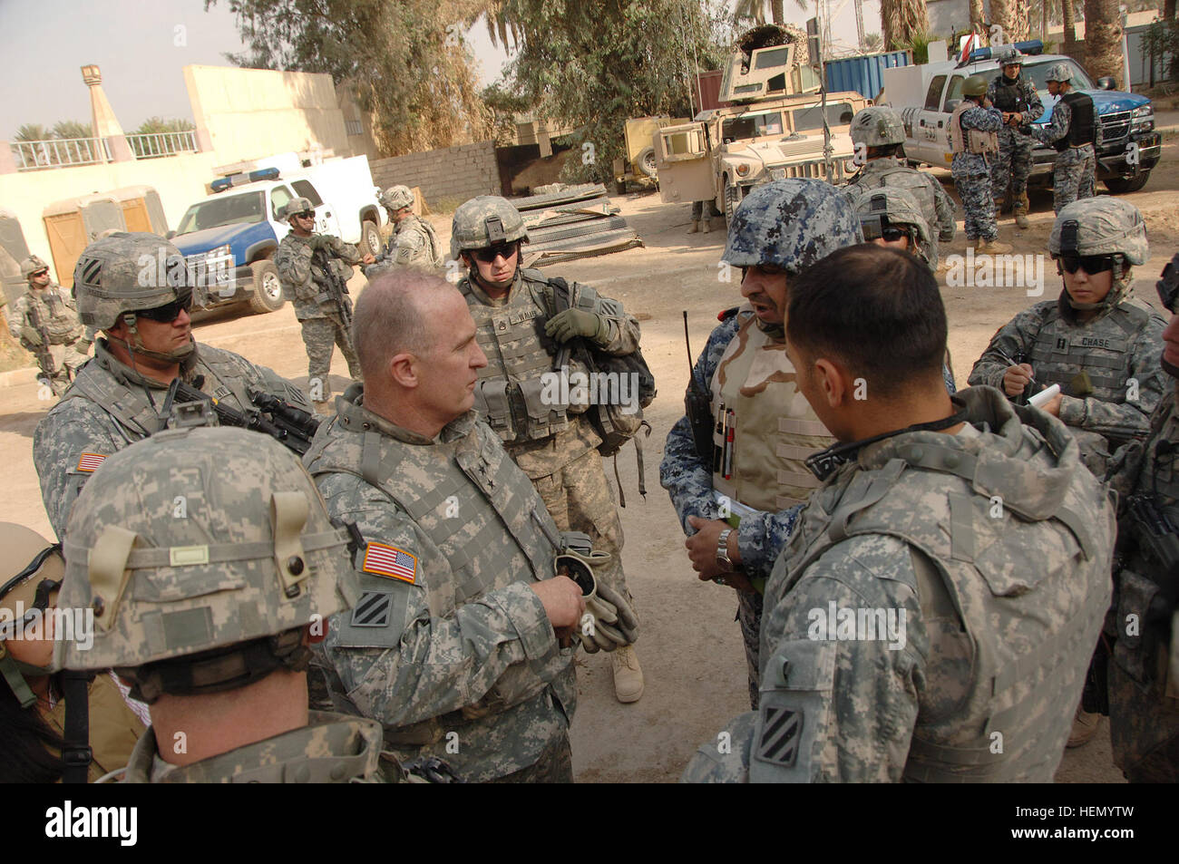 La police nationale irakienne, le général Amar parle avec 3ème Division d'infanterie de l'armée américaine, commandant le général Rick Lynch, centre, au cours d'une visite au quartier général de la police nationale irakienne à Salman Pak, l'Iraq, le 20 novembre. La patrouille de présence à pied 70469 Banque D'Images