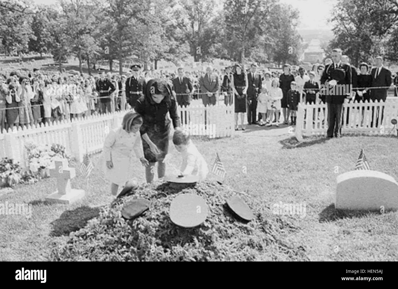 Jacqueline Kennedy et visite de la famille tombe de JFK vers 1965 Photo