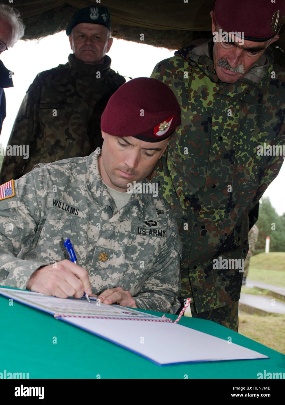 Le major Nathan Williams, directeur des opérations, 1er Escadron, 91e Régiment de cavalerie (Airborne), 173ème Infantry Brigade Combat Team (Airborne) signe à un accord de transfert d'autorité lors d'une cérémonie ici le 27 octobre. L'Armée américaine soutient fermement 13 Jazz avec la participation de l'IBCT 173d(A), l'un de l'Europe de l'armée américaine des brigades de combat basé et la 1re Brigade Combat Team lourd, 1re Division de cavalerie, les forces terrestres américaines contribution à la Force de réaction de l'OTAN en 2014. Collectivement, ces forces sont la relance de la participation des États-Unis à la NRF et les États-Unis durable c Banque D'Images