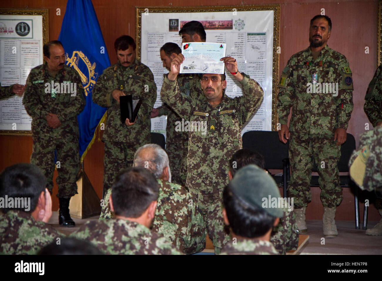 Le sergent de l'Armée nationale afghane. Saidullah avec le signal Khandak, 203e Corps, affiche fièrement son certificat de réussite pour le public, au cours d'une cérémonie de remise de prix pour les Jeux Olympiques du signal, le 30 octobre 2013, à la base d'opérations avancée Thunder, en Afghanistan. (U.S. Le sergent de l'armée. Justin A. Moeller, 4e Brigade Combat Team) ANA Affaires publiques en concurrence pour obtenir le meilleur signal team 131030-A-DQ133-111 Banque D'Images