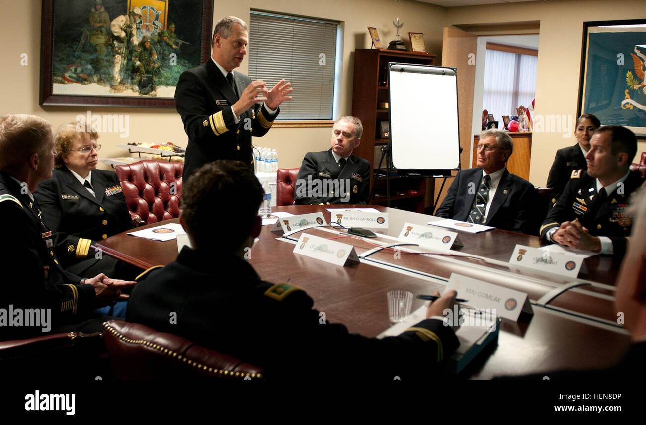 JOINT BASE LEWIS McCHORD, Washington--arrière- Adm. Boris Lushniak a rencontré les principaux dirigeants et officiers du Service de santé publique pour discuter des moyens de prévenir ces effets psychologiques négatifs sur les combattants après avoir été soumis à des environnements extrêmes et d'expériences. Le nouveau Chirurgien général des États-Unis a rencontré des agents du Service de la santé publique attribuée à Joint Base Lewis-McChord, dans l'État le 7 novembre. et fait le tour du ministère de la défense et de la technologie de la télésanté (T2). (U.S. Photo de l'armée par le Sgt. Sarah E. ENOS, Mobile 5e Détachement des affaires publiques) US Surgeon general visite JBLM 131107-A-FS Banque D'Images