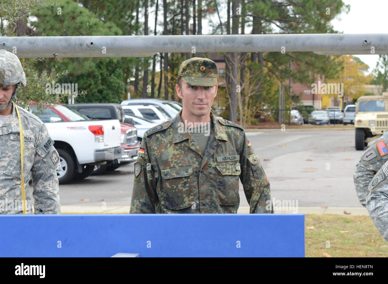 Le sergent chef largueur aéroportées allemandes. Le major Ronny Hahnlein de guanaco, Bavière, Allemagne, sert de liaison allemand à XVIII Airborne Corps à Fort Bragg, N.C. et répète avec les procédures de saut des parachutistes américains affectés à la 16e Brigade de police militaire, Novembre 18. La 16e BDE MP, Fort Bragg, N.C., mène la deuxième édition annuelle de collecte d'aliments en conserve pour bénéficier de saut 2ème Harvest Food Bank, Fayetteville, NC, le 18 novembre 2013, ici. L'opération aéroportée allemande permet aux soldats américains de gagner des insignes de parachutistes allemands. Hahnlein sert comme jumpmaster pour l'aile étrangère aller aux soldats. Pour beaucoup de soldats, c'est Jump Banque D'Images