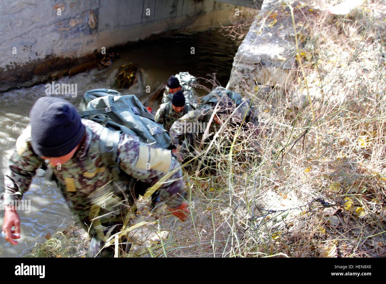 Commando de l'Armée nationale afghane recrute négocier un obstacle d'eau au cours de la sélection et d'évaluation de commando Cours sur 19 novembre 2013, le Camp Commando près de Kaboul, Afghanistan. (U.S. Army photo par le Sgt. Michael J. Carden) entraînement commando Afghan 131119-A-FS865-103 Banque D'Images