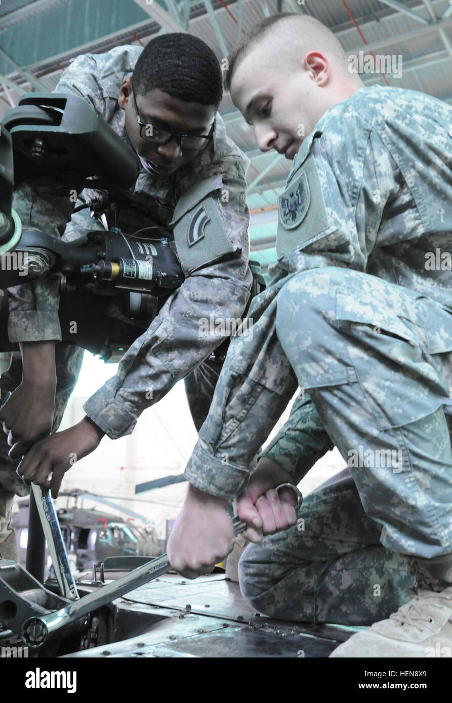 New York Garde nationale la CPS. Anthony Roberts, de la Compagnie B, 642e Bataillon de soutien à l'aviation dans la région de Ronkonkoma, N.Y., et réserve de l'Armée de Sgt. Jonathan Vermeulen, de la Compagnie B, 90e Bataillon de soutien à l'aviation dans la région de Fort Worth, Texas, déposer le lien de ciseaux sur la cellule's tête de rotor principal tout en haut d'un UH-60 Black Hawk au United States Army Aviation de réserve et de soutien, de Fort Hood, au Texas. (Photo par le Capitaine Alan S. Moss, Affaires publiques du Commandement de l'Aviation 11) New York aviation garde les chefs de service au Koweït, d'économiser de l'argent de la formation entre les volets du capot 130106-A-ZZ999-001 Banque D'Images