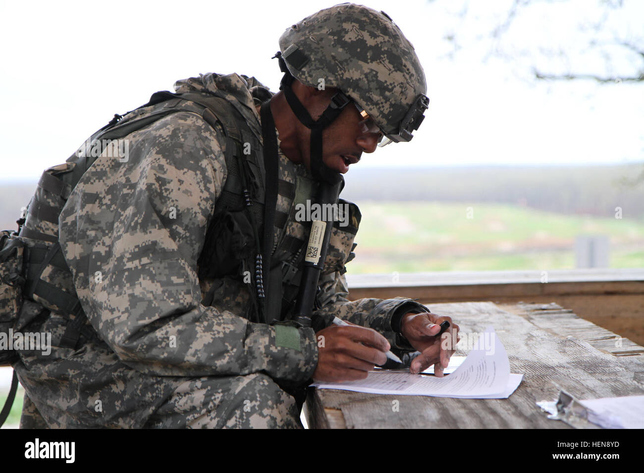 Le Sgt. Brice Smith, 2/108ème Bataillon de la Police militaire, 102e Division de la formation, effectue des tâches de l'armée au cours de la 80ème guerrier Commande de formation (TASS) 2013 Concours meilleur guerrier à Fort Leonard Wood, Missouri, le 18 avril 2013. 102e Division Formation (MS) accueille la 80e commandement de l'instruction (TASS) 2013 Concours meilleur guerrier 130418-A-YH338-266 Banque D'Images