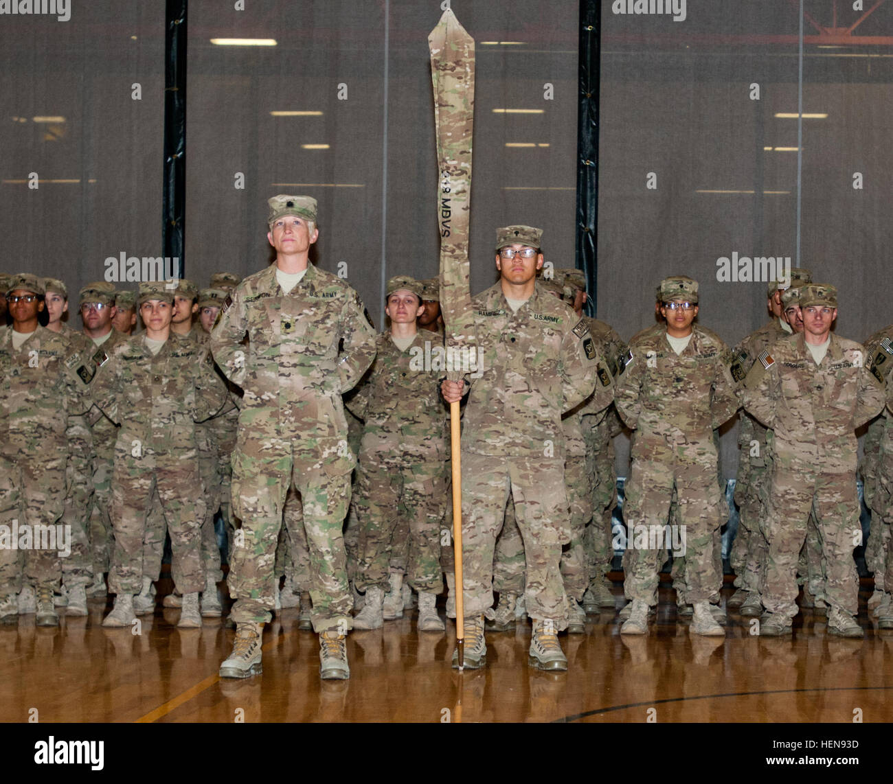 Les soldats de la 218e Détachement de vétérinaires est revenu sous les applaudissements de leurs amis et leur famille sur les soldats Fieldhouse, Joint Base Lewis-McChord, dans l'État de Washington, après son retour de 9 mois de déploiement en Afghanistan, le 24 novembre. Le 214e 'Viper Vets' salon d'opérations couvertes les cinq commandements régionaux de la médecine des animaux, fournissant de la nourriture et des inspections. (Photos par le sergent. David Chapman, Mobile 5e Détachement des affaires publiques) 218e Vet. Retours de détachement accueil 131124-A-CD114-138 Banque D'Images