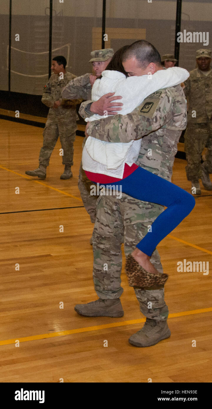 Les soldats de la 218e Détachement de vétérinaires est revenu sous les applaudissements de leurs amis et leur famille sur les soldats Fieldhouse, Joint Base Lewis-McChord, dans l'État de Washington, après son retour de 9 mois de déploiement en Afghanistan, le 24 novembre. Le 214e 'Viper Vets' salon d'opérations couvertes les cinq commandements régionaux de la médecine des animaux, fournissant de la nourriture et des inspections. (Photos par le sergent. David Chapman, Mobile 5e Détachement des affaires publiques) 218e Vet. Retours de détachement accueil 131124-A-CD114-586 Banque D'Images