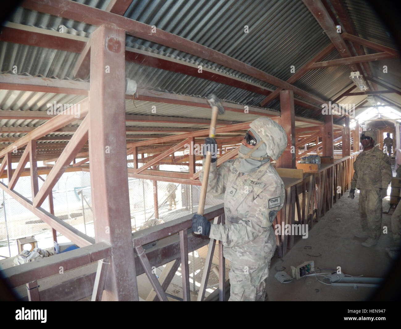 Huger, S.C., les PFC. Geneyeta Elmore, un ingénieur de la 1223e compagnie du génie, attaché à la 489th Engineer Battalion, utilise une masse pour enlever une alarme d'incendie au cours d'un projet de déconstruction de l'ancienne prison canadienne 27 novembre composé sur l'aérodrome de Kandahar, Afghanistan. (U.S. Photo de l'armée par la CPS. Glenda Johnson, 1223e compagnie du génie UPAR) 82e SB-troupes EARM déconstruire l'ancien composé de prison en Afghanistan 131127-A-ZZ999-002 Banque D'Images