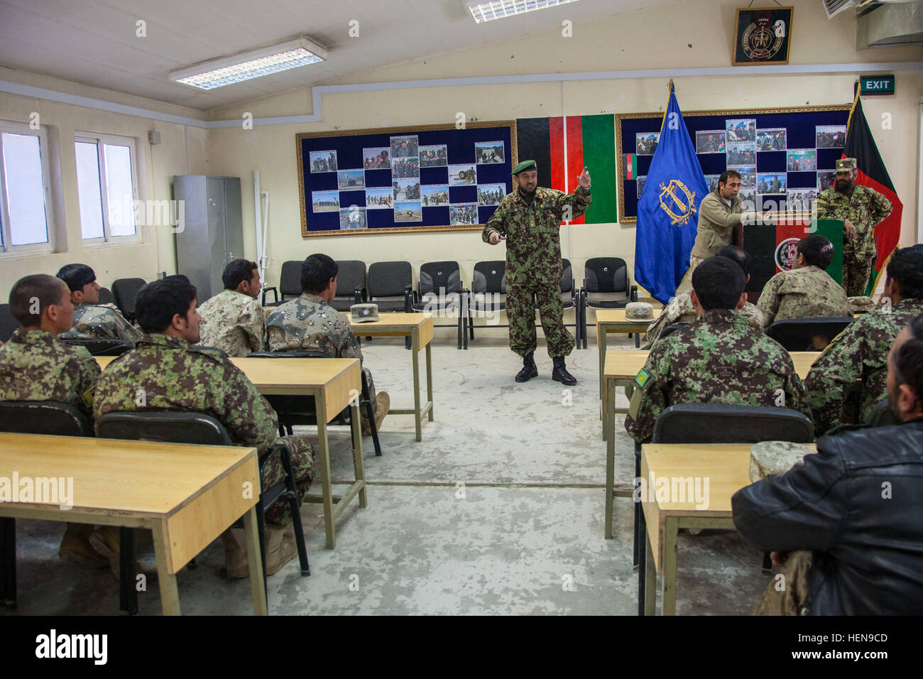 Instructeur de l'Armée nationale afghane avec le 203e Corps canadien parle aux étudiants avant l'obtention de leur diplôme à partir de la réduction de risque d'explosion en cours sur la base d'opération avancée Thunder, Patikya province, l'Afghanistan, le 8 décembre 2013. Le cours enseigne EHRC soldats la façon de mieux gérer les munitions non explosées et d'exploser. (U.S. Photo de l'armée par le Cpl. L'Amber Stephens/libérés) risque d'explosion en cours de réduction 131208-A-YX345-006 Banque D'Images