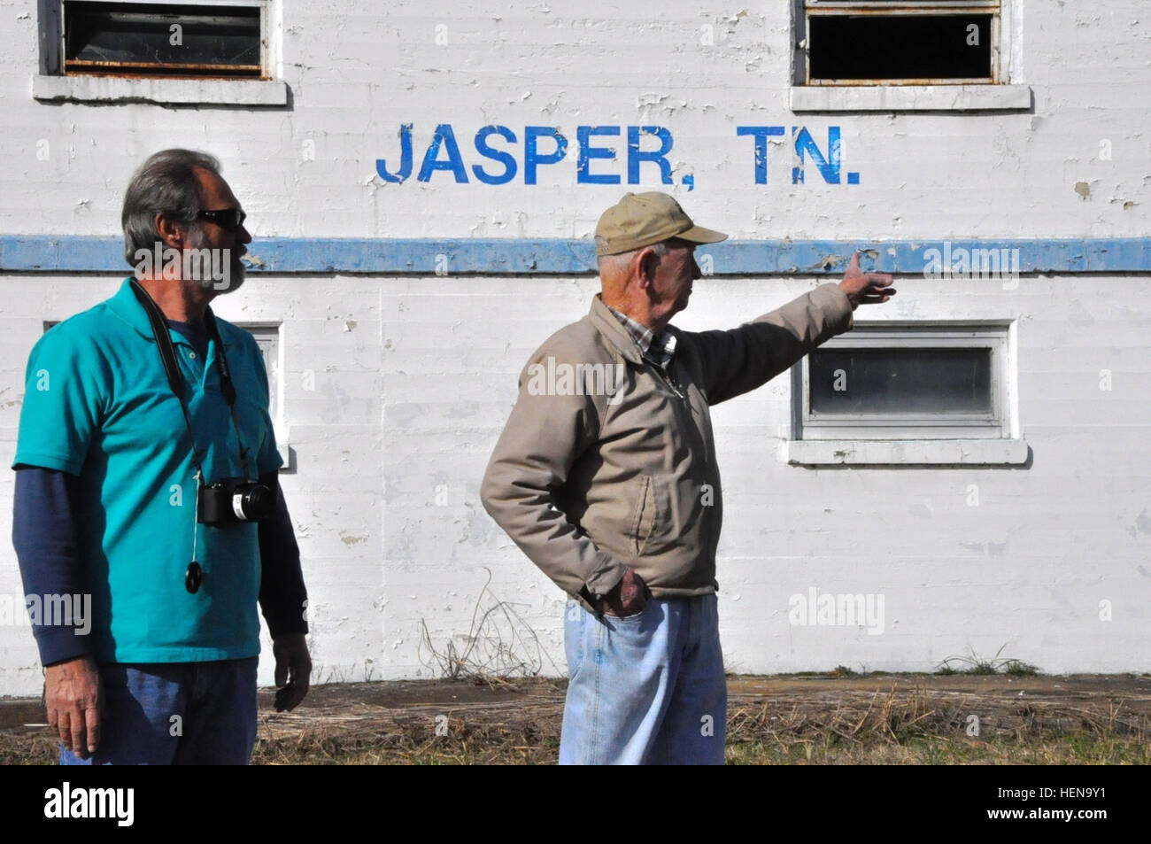 Earl Keeler, 91, à droite, un ancien U.S. Army Corps of Engineers du District de Nashville éclusier, points à la 100-year-old Hales Bar emplacement du barrage où il a travaillé de 1960 jusqu'à sa fermeture en 1967. À gauche, c'est la juste a récemment pris sa retraite de Nickajack, maître-éclusier Butch Witcher, à Jasper, au Tennessee, le 19 décembre 2013. (U.S. Photo de l'armée par Fred Tucker/libérés) Earl Keeler, 91, à droite, un ancien U.S. Army Corps of Engineers du District de Nashville éclusier, points à la 100-year-old Hales Bar emplacement du barrage où il a travaillé de 1960 jusqu'à sa fermeture en 1967 131219-A-HL948-001 Banque D'Images Earl Keeler, 91, à droite, un ancien U.S. Army Corps of Engineers du District de Nashville éclusier, points à la 100-year-old Hales Bar emplacement du barrage où il a travaillé de 1960 jusqu'à sa fermeture en 1967. À gauche, c'est la juste a récemment pris sa retraite de Nickajack, maître-éclusier Butch Witcher, à Jasper, au Tennessee, le 19 décembre 2013. (U.S. Photo de l'armée par Fred Tucker/libérés) Earl Keeler, 91, à droite, un ancien U.S. Army Corps of Engineers du District de Nashville éclusier, points à la 100-year-old Hales Bar emplacement du barrage où il a travaillé de 1960 jusqu'à sa fermeture en 1967 131219-A-HL948-001 Banque D'Images