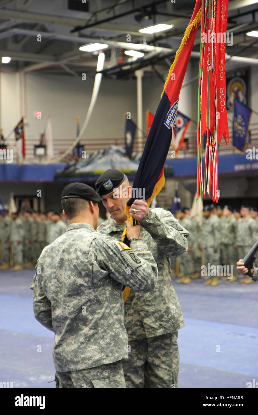 Le général Stephen J. Townsend, commandant, 10e Division de Montagne et Fort Drum, N.Y., passe la 2e Brigade Combat Team de couleurs du Colonel David S. Doyle, commandant le 2 e BCT, symbolisant Doyle prise de commandement lors de la 2e cérémonie de passation de commandement de la BCT 21 janvier à Magrath complexe sportif. 2e Brigade Combat Team accueille un nouveau commandant 140121-A-ZZ999-018 Banque D'Images