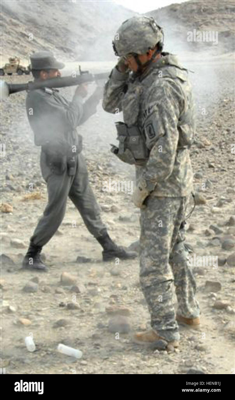Un soldat de l'armée américaine de l'Administration centrale et de l'Administration centrale, des troupes spéciales de l'entreprise 173e Bataillon couvre son oreille alors que l'encadrement d'un agent de la Police nationale afghane tiré une grenade launcher au cours d'une mission d'évaluation des compétences sur une gamme en Beshud, Afghanistan, le 13 février 2008. (U.S. Photo de l'armée par la CPS. Justin Français) (Publié) Officier de l'ANP lanceur RPG tiré un soldat à côté de nous Banque D'Images