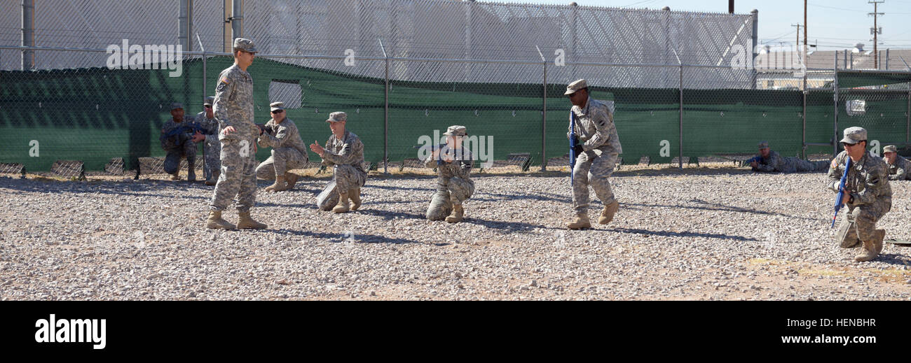 Le s.. Lakanaria Kulani(debout), un spécialiste des affaires publiques avec la presse 24ème camp de siège marche des soldats de la 24e à travers un exercice de PCH sur Fort Bliss, Texas le 12 février 2014. Les opérations urbaines 140212-A-EF558-214 Banque D'Images