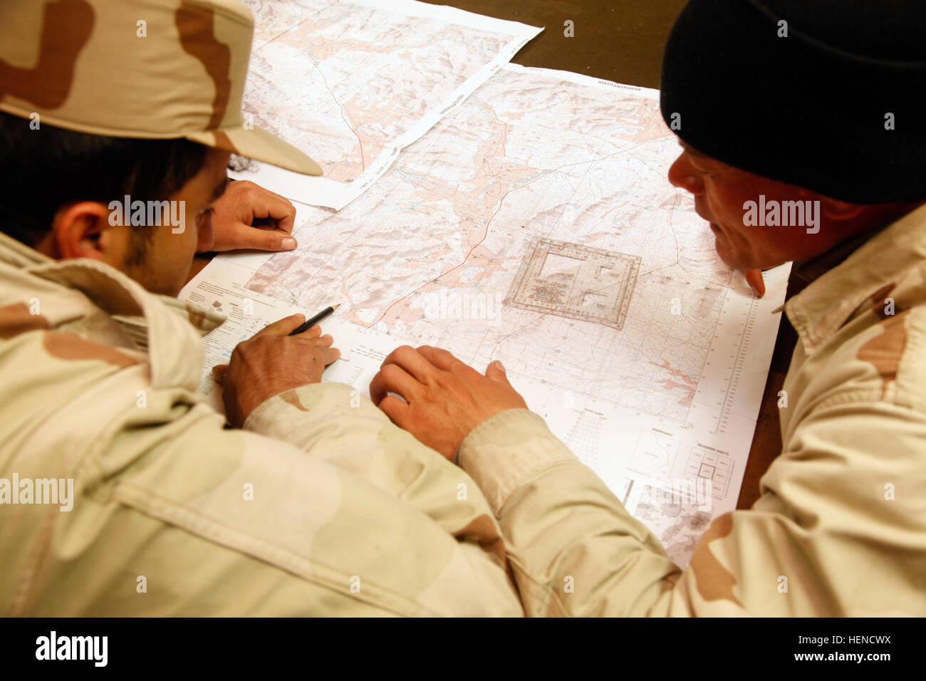 Les patrouilleurs de la compagnie d'intervention provinciale, Unité Opérationnelle Wardak, apprendre à tracer des points sur une carte à base d'air, la province de Wardak, Afghanistan, le 15 mars 2014. Les artificiers ont été apprendre les bases de la navigation terrestre. (U.S. Photo de l'armée par le Cpl. George Huley/) Parution de la navigation terrestre classe à base d'Airborne 140315-A-WF450-022 Banque D'Images