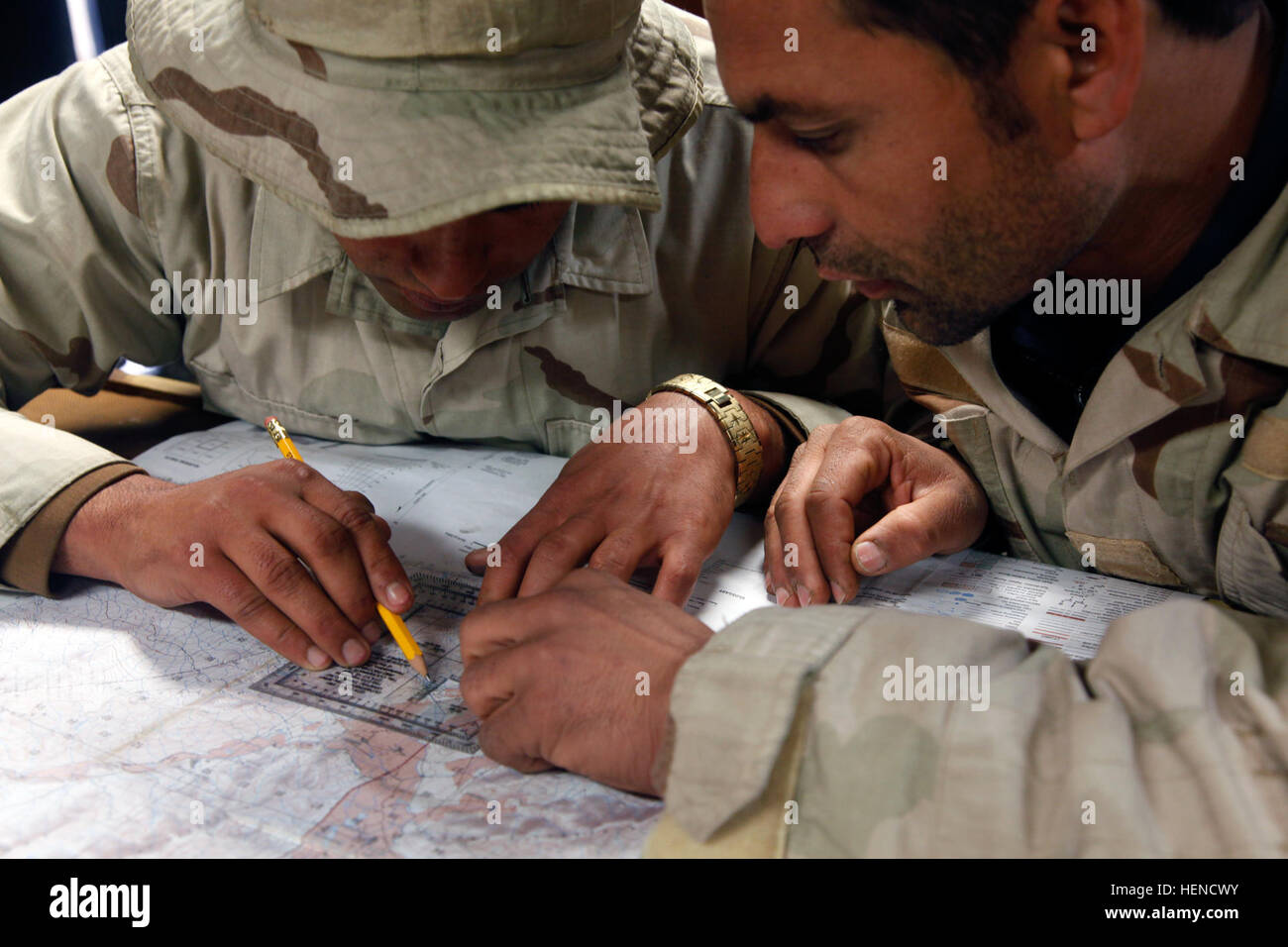 Les patrouilleurs de la compagnie d'intervention provinciale, Unité Opérationnelle Wardak, apprendre comment tracer des points sur une carte à base d'air, la province de Wardak, Afghanistan, le 15 mars 2014. Les artificiers ont été apprendre les bases de la navigation terrestre. (U.S. Photo de l'armée par le Cpl. George Huley/) Parution de la navigation terrestre classe à base d'Airborne 140315-A-WF450-027 Banque D'Images