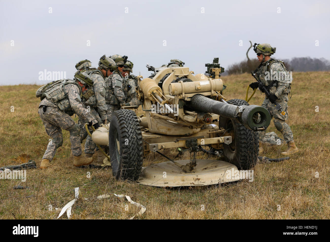 Des soldats américains affectés à la batterie Bravo, 4e Bataillon (Airborne), 319e Régiment d'artillerie aéroporté, 173e Airborne Brigade Combat Team créer un obusier M119 A2 au cours d'un exercice de répétition de mission (MRE) au Centre de préparation interarmées multinationale à Hohenfels, Allemagne, le 17 mars 2014. Le MRE a été effectuée à la 7e armée du commandement multinational interarmées et secteurs d'entraînement Grafenwoehr Hohenfels afin de préparer les bataillons de la 12e Brigade d'aviation de combat en Afghanistan pour assurer des évacuations médicales et d'appui tactique à la Force internationale d'Securit Banque D'Images