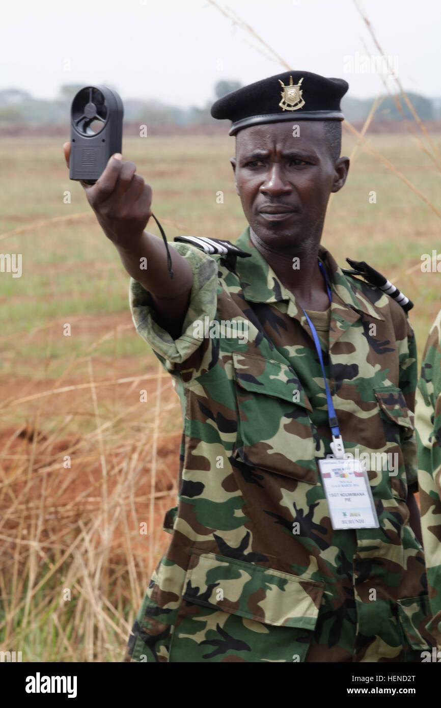 1ère Armée burundaise Sgt. Pie Nduwimana vérifie la vitesse du vent pendant l'Accord Central 2014, à Koutaba, Cameroun, le 18 mars 2014. Accord Central est un rapport annuel de l'armée américaine dirigée par l'Afrique de l'exercice de ravitaillement aérien au Cameroun visant à renforcer les capacités logistiques des forces américaines et camerounais. (U.S. Photo de l'armée par la CPS Brady Pritchett/Burundi) Parution 1er armée Sgt. Pie Nduwimana vérifie la vitesse du vent, le 18 mars 2014, au cours d'accord Central 14 à Koutaba Cameroun 140318-A-GC728-004 Banque D'Images