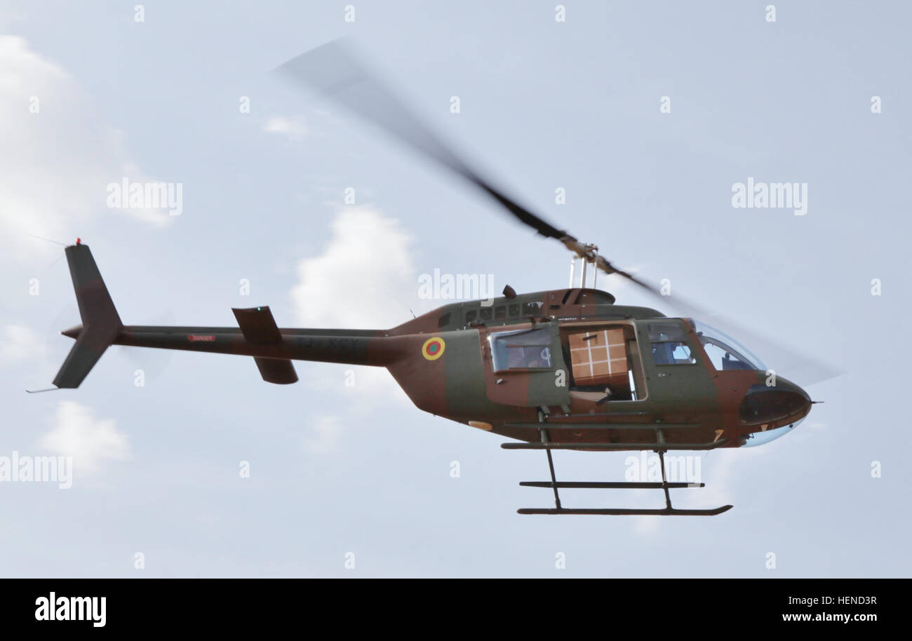 Une armée de l'air camerounaise B-206 survole Koutaba Zone de chute au cours de la formation sur les opérations de Pathfinder dans le cadre d'accord central 2014 (CA14). Koutaba, Cameroun, le 18 mars 2014. CA14 Le Cameroun est un exercice d'entraînement interarmées afin de soutenir la performance tactique, d'améliorer les opérations multi-échelon, multi-national et de développer des capacités logistiques dans un environnement austère de l'avant. (U.S. Photo de l'armée par la CPS Brady Pritchett)(1992) l'armée de l'air camerounaise B-206 Banque D'Images