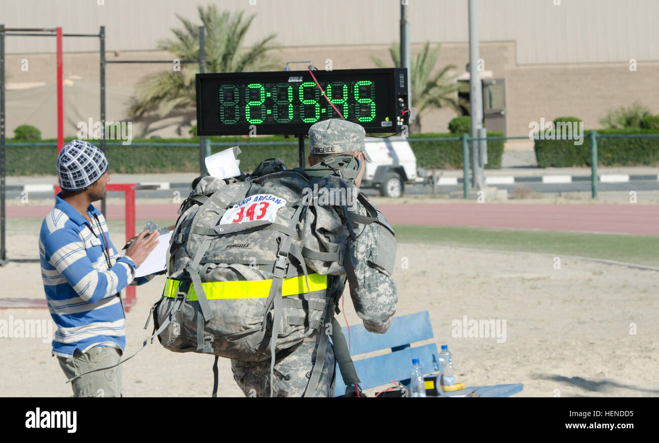 Le Capitaine Steve Pingree, commandant, 511e Détachement de plongée Ingénieur, termine premier dans le Bataan Memorial Death March au Camp Arifjan, au Koweït, le 23 mars. Le groupe mars rend hommage à un héros de la Seconde Guerre mondiale, à qui on a marché pendant des jours dans les jungles des Philippines comme prisonniers de guerre. L'Armée (photo par le Sgt. Camp Arifjan Ryan Hallock honore les héros de la Seconde Guerre mondiale à Bataan Memorial Death March 140323-A-TG995-163 Banque D'Images