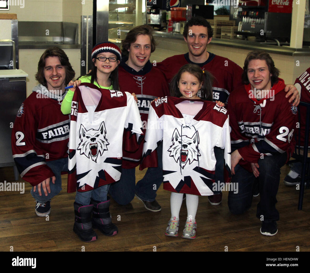 La Géorgie et Olivia Burns tenir leurs chiens glace correspondant autographiés car ils posent en compagnie de quatre membres de la Junior Fairbanks un club de hockey sur glace qui a mangé le déjeuner avec des soldats et des membres de la famille à Fort Wainwright's Arctic Warrior Dinning, le 26 mars. La Géorgie et le père d'Olivia, SPC. Michael Burns, un armurier pour la société de distribution, 25e Brigade Bataillon de soutien, apporté ses filles à la MAEC pour satisfaire les joueurs de hockey et ont leurs maillots signés. (U.S. Photo de l'armée par le sergent. Mylinda Durousseau, 1/25 SBCT Affaires publiques) fait partie de l'équipe 140326-A-SF624-580 Banque D'Images