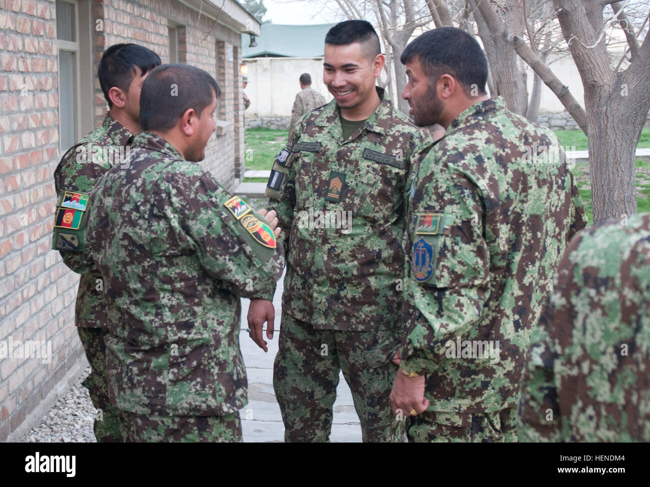 Le Sgt commande. Le major Mohammad Ali Hussaini, sergent-major de commandement des Forces terrestres, commande de l'Armée nationale afghane (ANA), des pourparlers entre autres sous-officiers supérieurs de l'ANA pendant une pause entre les séances d'information à la première les meilleures pratiques Séminaire tenu à Bagram, en Afghanistan d'air, le 27 mars 2014. Le séminaire a été une excellente occasion pour voir comment les sous-officiers supérieurs des États-Unis et d'autres forces de la coalition la conduite des affaires et la propagation de l'information entre l'espace de combat. Hussaini est également un diplômé 2013 de l'armée américaine Académie sergents à Fort Bliss, Texas. (U.S. Photo de l'armée par le Sgt. Bois en pot Banque D'Images