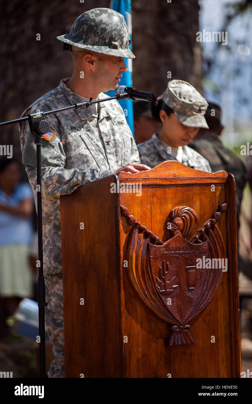 Le colonel de l'armée américaine John Findley, 35e Brigade du génie, commandant de la Force de l'Oso, s'adresse à la foule lors d'une cérémonie d'ouverture que l'armée américaine et de soldats guatémaltèques casser la terre pour construire une nouvelle école pendant au-delà de l'horizon 2014, Zacapa, Guatemala, Avril 9, 2014. Au-delà de l'Horizon est un exercice annuel qui embrasse le partenariat entre les États-Unis et le Guatemala, à soutenir l'aide humanitaire à travers divers soins médicaux, dentaires, et des programmes d'action civique. (U.S. Photo de l'armée Personnel Personnel Le Sgt. Justin P. Morelli)(publié) (non publié) au-delà de l'horizon 2014 140409-A-PP Banque D'Images