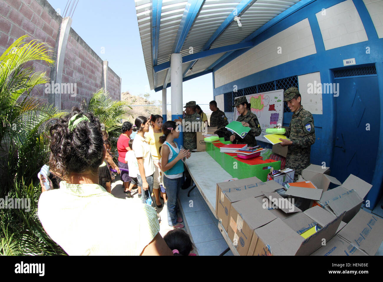 Des soldats salvadoriens affecté à la 2e Bataillon d'infanterie de distribuer des fournitures scolaires aux enfants locaux au cours d'un programme d'action civique, médicaux ou MEDCAP le 10 avril à Metapán, situé dans le département de Santa Ana, El Salvador. Des soldats américains affectés à la société B, 82e Bataillon des affaires civiles, 85e Brigade CA à l'appui des opérations spéciales du Sud commande aidé pendant l'événement. (U.S. Photo de l'armée par le Sgt. 1re classe Alex Licea, Commandement des opérations spéciales des affaires publiques du Sud), les forces salvadoriennes SOCSOUTH fournir d'aide à des communautés agricoles pauvres 140410-A-S252-004 Banque D'Images