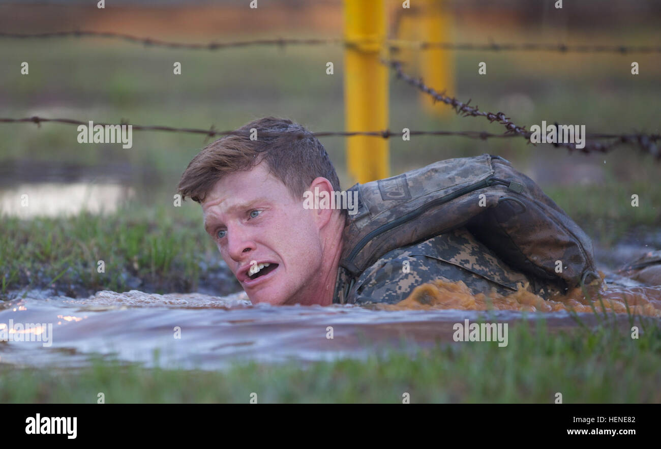 2e Armée américaine, le Lieutenant John Bergman, affecté à la 25e Division d'infanterie, faible lentement à un obstacle d'eau à l'Malvesti la course à obstacles, Rogers, Camp de Fort Benning, Géorgie, le 11 avril 2014. Ces concurrents Rangers sont en concurrence pour être le meilleur Ranger durant la 31e concours annuel meilleur Ranger. (U.S. Photo de l'armée par le Sgt. Austin Berner/libérés) meilleure concurrence Rangers 140411-A-BZ540-005 Banque D'Images