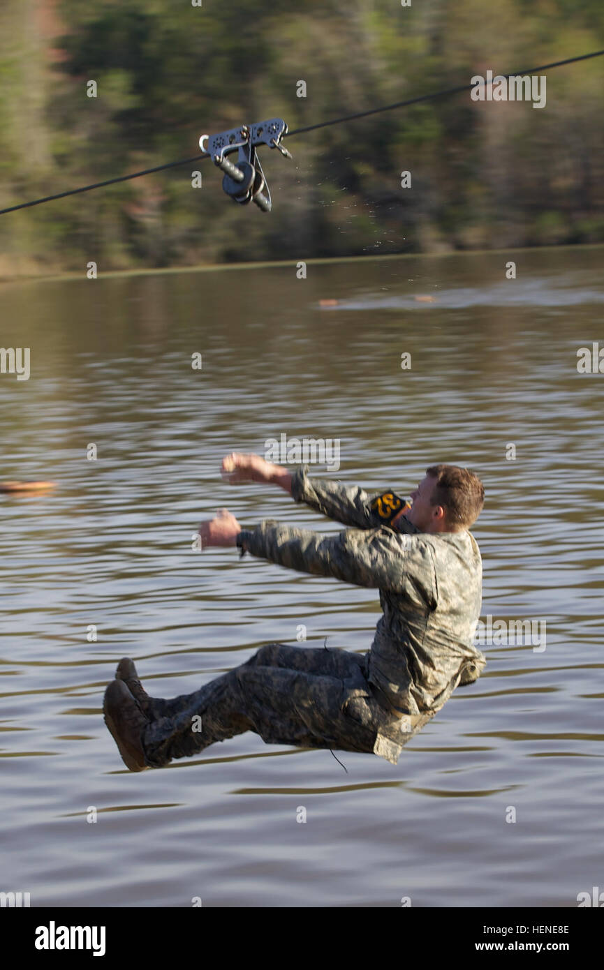1er lieutenant de l'armée américaine Plocar Nicholas, affecté à la Garde nationale de Rhode Island, vous permet de passer d'un zip line et tombe dans l'étang de la Victoire, Fort Benning, en Géorgie, le 11 avril 2014. Ces concurrents Rangers sont en concurrence pour être le meilleur Ranger durant la 31e concours annuel meilleur Ranger. (U.S. Photo de l'armée par le Sgt. Austin Berner/libérés) meilleure concurrence Rangers 140411-A-BZ540-043 Banque D'Images