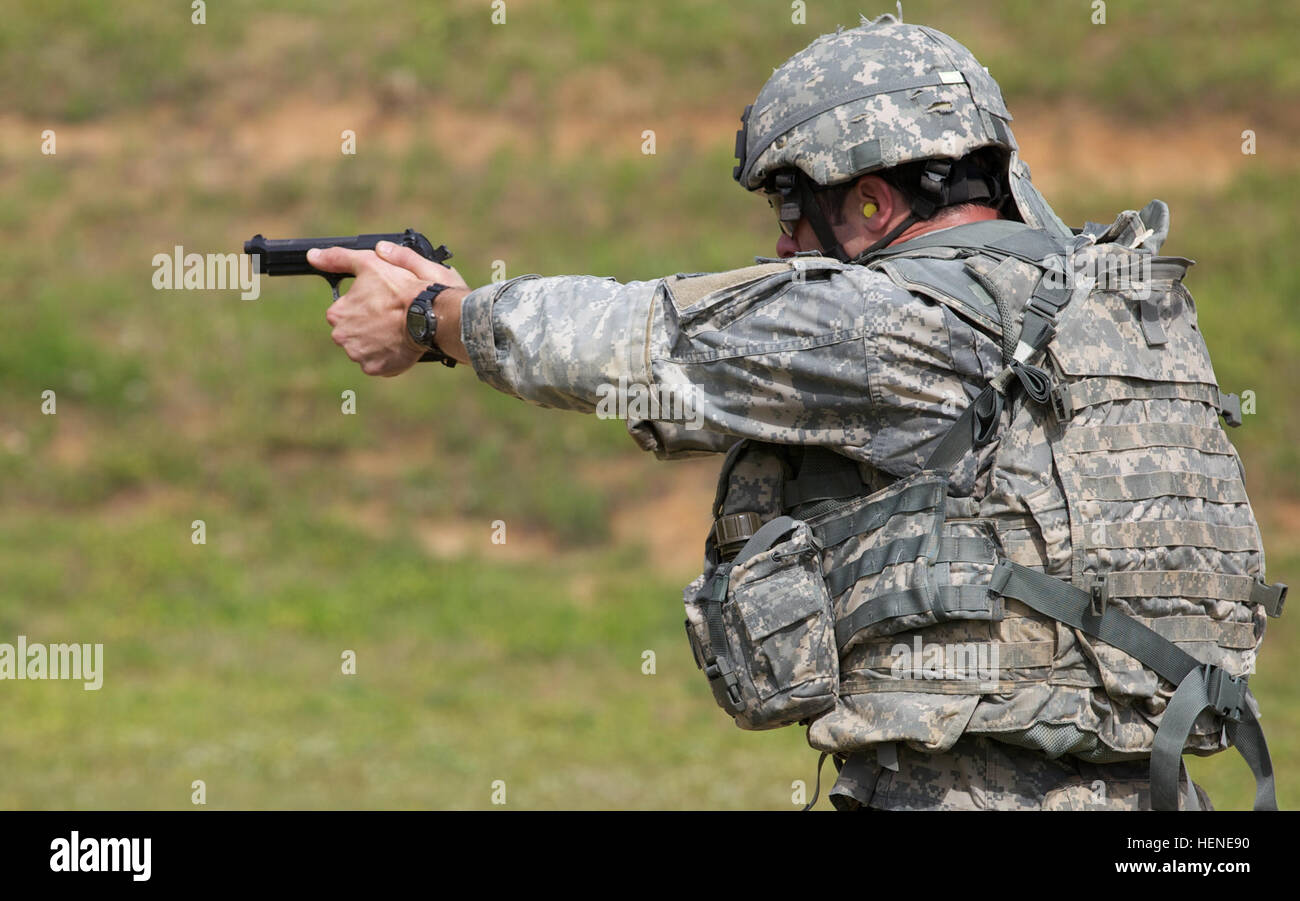 Le sergent de l'armée américaine. Matthieu Boesch, affecté à la 5ème groupe des forces spéciales, des incendies un pistolet Beretta M9 à son objectif sur l'Krilling, plage de Fort Benning, Géorgie, le 11 avril 2014. Ces concurrents Rangers sont en concurrence pour être le meilleur Ranger durant la 31e concours annuel meilleur Ranger. (U.S. Photo de l'armée par le Sgt. Austin Berner/libérés) meilleure concurrence Rangers 140411-A-BZ540-064 Banque D'Images