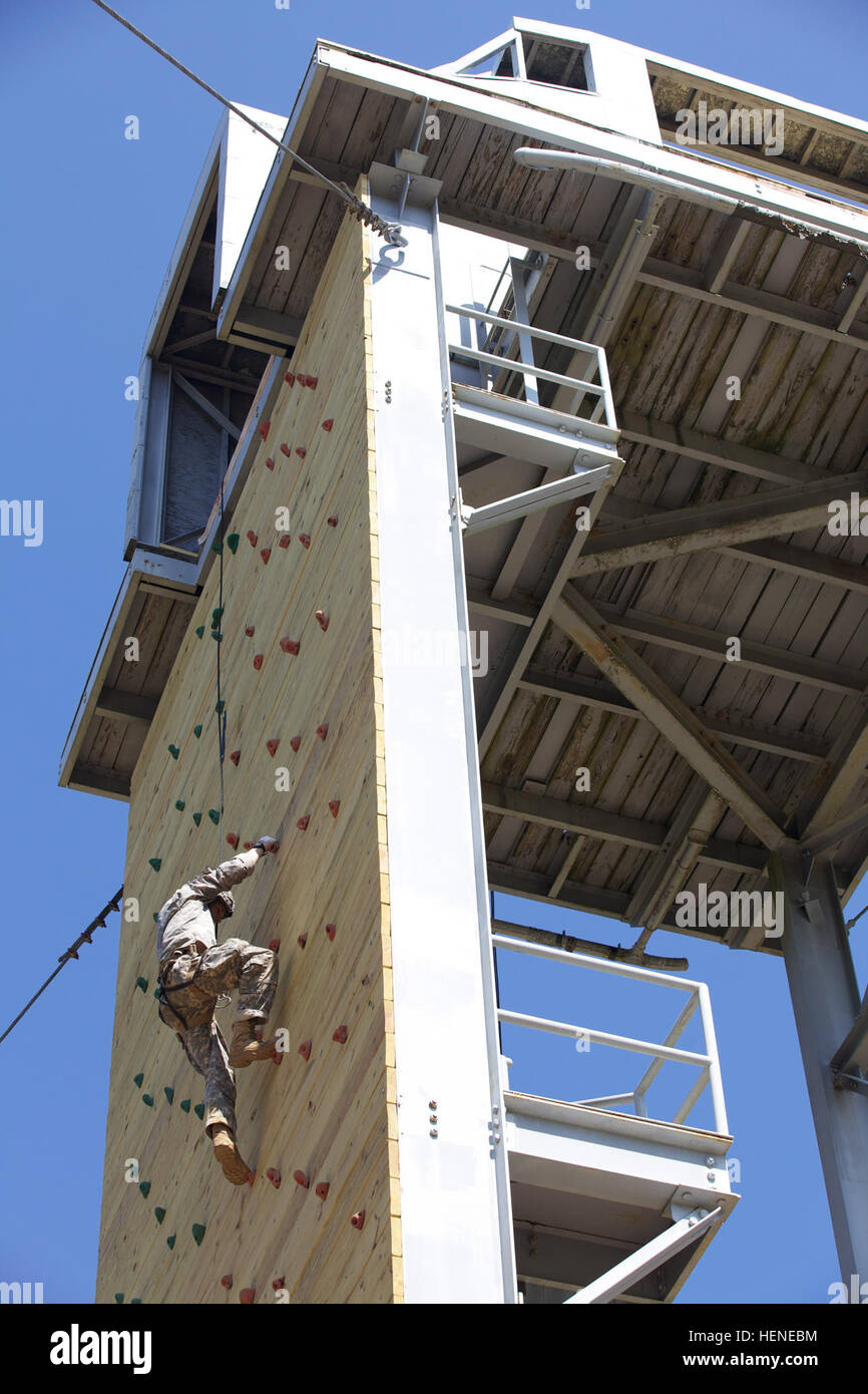 La 1ère Armée américaine, le lieutenant Merle McConnell, affecté à la 101e Division aéroportée, monte un mur d'escalade jusqu'au sommet pendant la journée enjeux Todd Field, Fort Benning, en Géorgie, le 12 avril 2014. Ces concurrents Rangers sont en concurrence pour être le meilleur Ranger durant la 31e concours annuel meilleur Ranger. (U.S. Photo de l'armée par le Sgt. Austin Berner/libérés) meilleure concurrence Rangers 140412-A-BZ540-028 Banque D'Images
