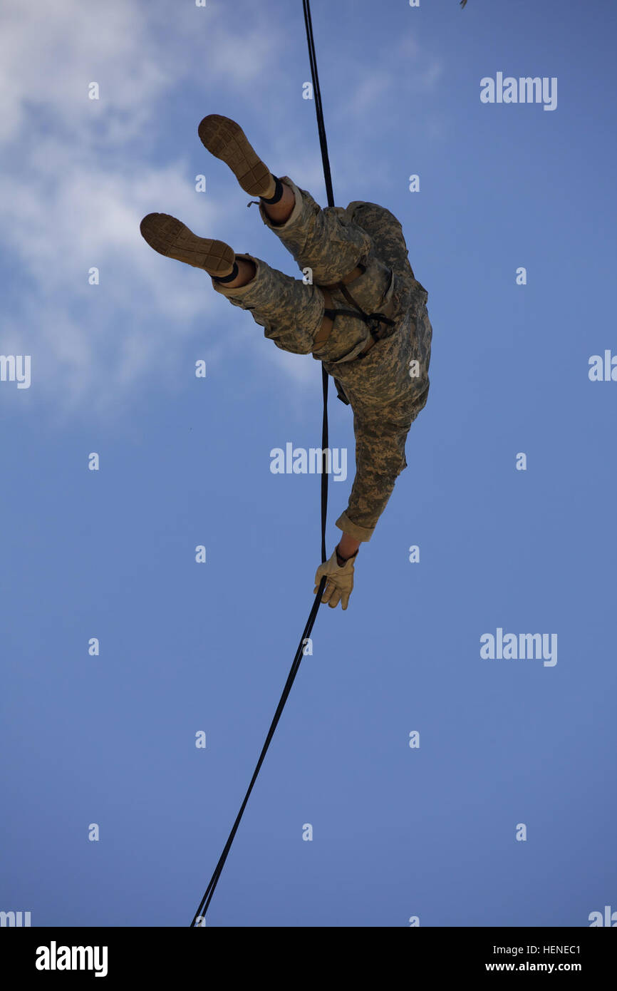 Le capitaine de l'armée américaine Steven Crowe, attribué à 5th Special Forces Group, repousse d'un jour au cours de la tour enjeux Todd Field, Fort Benning, en Géorgie, le 12 avril 2014. Ces concurrents Rangers sont en concurrence pour être le meilleur Ranger durant la 31e concours annuel meilleur Ranger. (U.S. Photo de l'armée par le Sgt. Austin Berner/libérés) meilleure concurrence Rangers 140412-A-BZ540-040 Banque D'Images