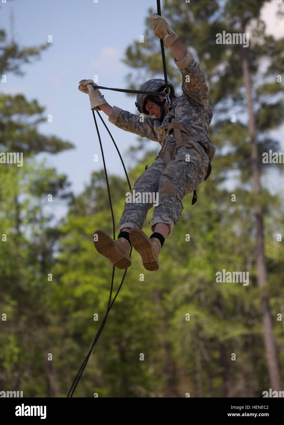 Le sergent de l'armée américaine. Matthieu Boesch, affecté au 5e Groupe des forces spéciales, repousse d'un jour au cours de la tour enjeux Todd Field, Fort Benning, en Géorgie, le 12 avril 2014. Ces concurrents Rangers sont en concurrence pour être le meilleur Ranger durant la 31e concours annuel meilleur Ranger. (U.S. Photo de l'armée par le Sgt. Austin Berner/libérés) meilleure concurrence Rangers 140412-A-BZ540-043 Banque D'Images