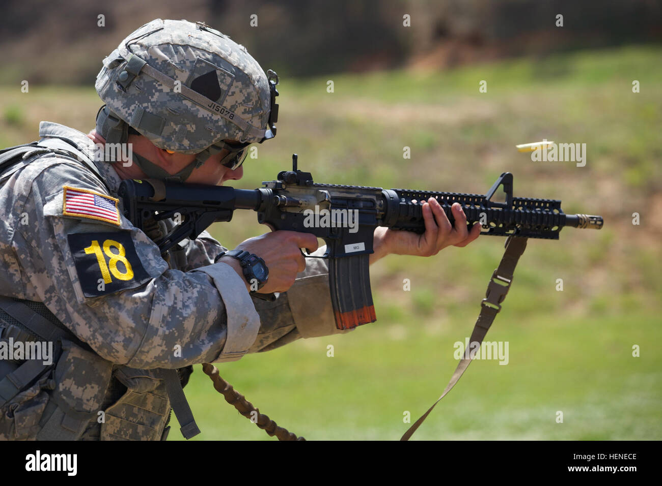 La 1ère Armée américaine, le Lieutenant Jeffery Ivas, affecté à la 101e Division aéroportée, les feux d'un fusil d'assaut M4 affecté à sa cible à Krilling, plage de Fort Benning, Géorgie, le 12 avril 2014. Ces concurrents Rangers sont en concurrence pour être le meilleur Ranger durant la 31e concours annuel meilleur Ranger. (U.S. Photo de l'armée par le Sgt. Austin Berner/libérés) meilleure concurrence Rangers 140412-A-BZ540-052 Banque D'Images