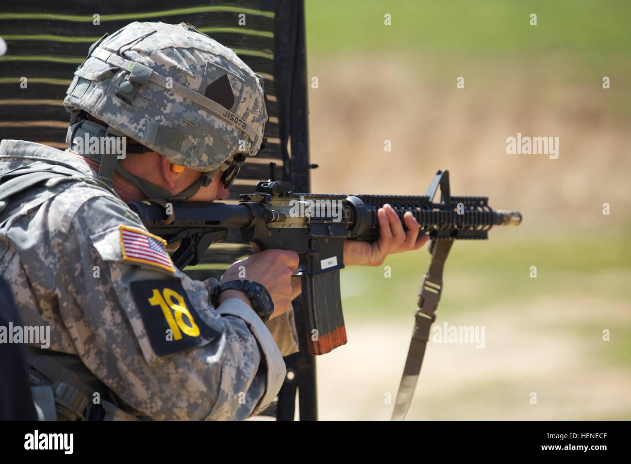 La 1ère Armée américaine, le Lieutenant Jeffery Ivas, affecté à la 101e Division aéroportée, les feux d'un fusil d'assaut M4 affecté à sa cible à Krilling, plage de Fort Benning, Géorgie, le 12 avril 2014. Ces concurrents Rangers sont en concurrence pour être le meilleur Ranger durant la 31e concours annuel meilleur Ranger. (U.S. Photo de l'armée par le Sgt. Austin Berner/libérés) meilleure concurrence Rangers 140412-A-BZ540-053 Banque D'Images