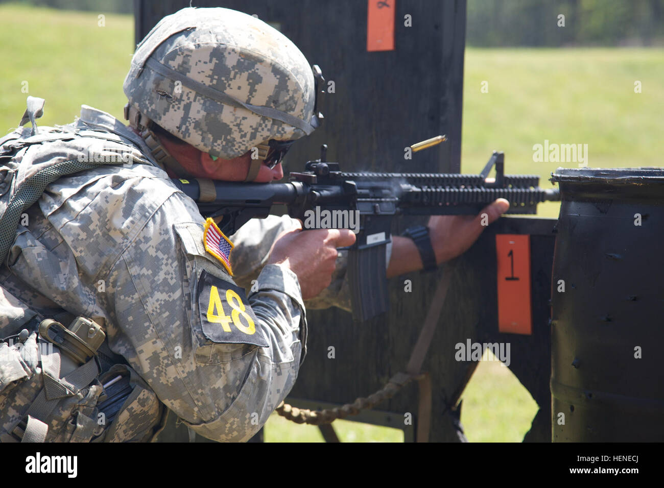 Le sergent de l'armée américaine. Neal Ramirez, affecté à la 75e régiment de Rangers, les feux d'un fusil d'assaut M4 affecté à sa cible à Krilling, plage de Fort Benning, Géorgie le 12 avril 2014. Ces concurrents Rangers sont en concurrence pour être le meilleur Ranger durant la 31e concours annuel meilleur Ranger. (U.S. Photo de l'armée par le Sgt. Austin Berner/libérés) meilleure concurrence Rangers 140412-A-BZ540-062 Banque D'Images