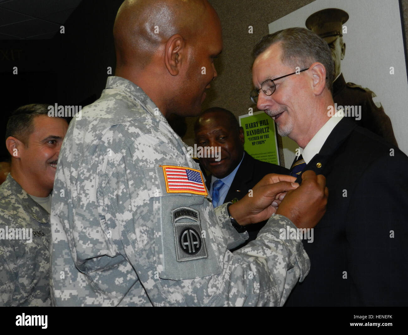 Six individus ont été honorés par le Corps chimique, le 28 juin, lors d'une cérémonie à Fort Leonard Wood, Missouri, dans le cadre de la semaine du régiment. Ici le brigadier. Le général Leslie Smith, commandant du Commandement du soutien 20, met à la retraite un pin sur le brig. Le Général Stanley Lillie, reconnu comme un membre distingué du Corps comme le 20ème ? ? ? ? ? ? ? ?s Commande Sgt. Le major David Puig (à gauche) et le général à la retraite Ralph Wooten, intronisé au Temple de la renommée de corps chimiques, regarde. Le brigadier de l'armée américaine. Le général Leslie Smith, du premier plan à gauche), commandant de la 20e 20e Commandement de soutien (chimiques, biologiques, radiologiques, nucléaires et explosifs) Banque D'Images