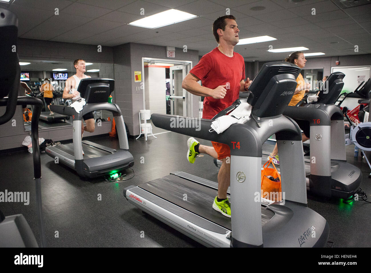 De gauche, Robert Bieri, retraité ; Marine Daniel Feeman, spécialiste en sécurité au cimetière national d'Arlington et Caitlyn Conner, Fort Myer Officers Club Piscine moniteur de sécurité aquatique en compétition lors de la 4e édition Semper Fi Tri Sprint le 16 avril 2014. Les participants ont été évalués sur la base de distances nagées en 10 minutes, s'exécuter en 10 minutes et 10 minutes en vélo. (Joint Base Myer-Henderson PAO Hall photo par Rachel Larue) Tri Zembiec Sprint envahit la piscine, salle de sport Smith 140416-A-DQ287-620 Banque D'Images