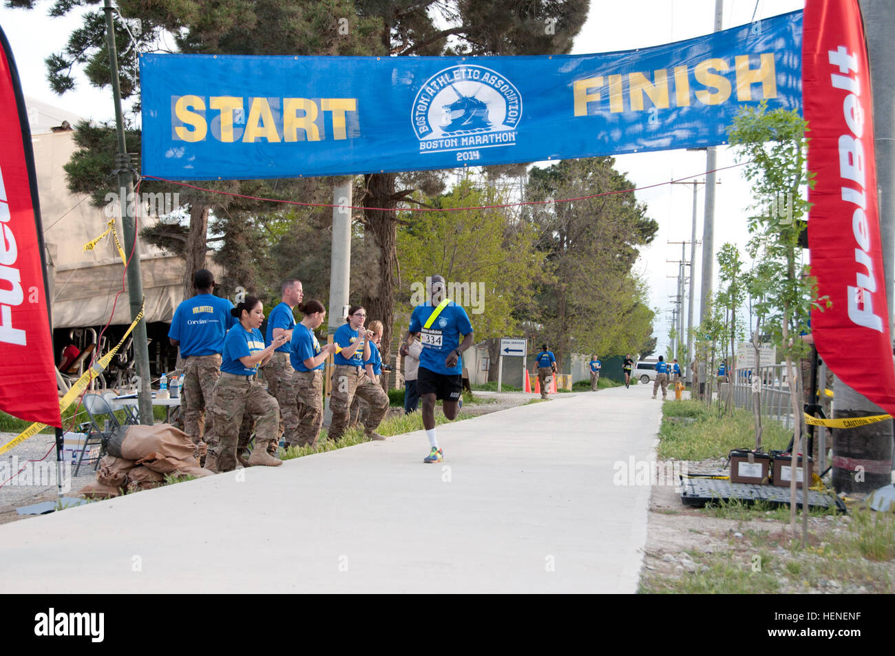 La FPC. Anthony Lodiong, un spécialiste logistique automatisé affecté à la 10e Brigade de soutien, Groupe de travail Muleskinner, franchit la ligne d'arrivée après l'exécution de 26,2 kilomètres au cours d'un satellite géré Marathon de Boston Air à Bagram, en Afghanistan. Bien qu'il n'a pas lieu d'abord dans l'ensemble de l'événement, il a été le premier Muleskinner pour terminer la course avec un temps de 3 heures, 17 minutes. Marathon de Boston 140417-A-VH456-210 Banque D'Images