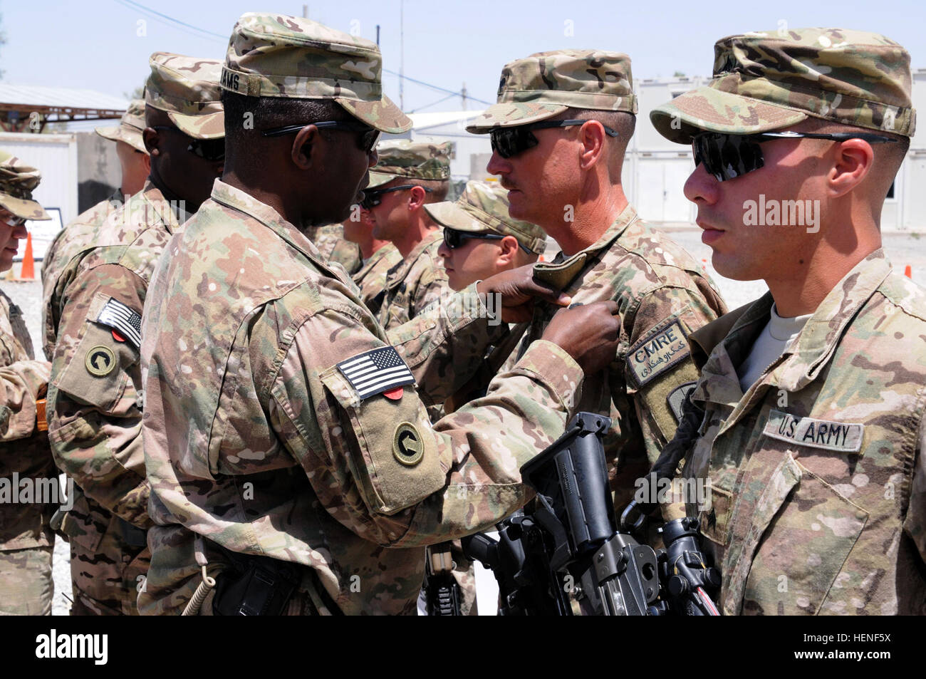 Le général de Darrell K. Williams, commandant de la 1ère commande de maintien en puissance, théâtre, présente l'action de combat d'un insigne à Flatonia, natif du Texas, le SPC. Charles Hellinger, opérateur d'équipement lourd pour le Fort Leonard Wood,-ve basé 955e compagnie du génie, attaché à la Little Rock, Ark., 489th Engineer Battalion, au cours d'une cérémonie de remise de prix le 26 avril, à l'aérodrome de Kandahar, Afghanistan. Troupes le 955e effectuer déconstruit en Afghanistan dans le cadre de la Fort Bragg, N.C., 82e Brigade de soutien et les États-Unis Commande centrale de récupération du matériel élément. (U.S. Photo de l'armée par le Sgt. 1re classe Jon Cupp, 82 Banque D'Images