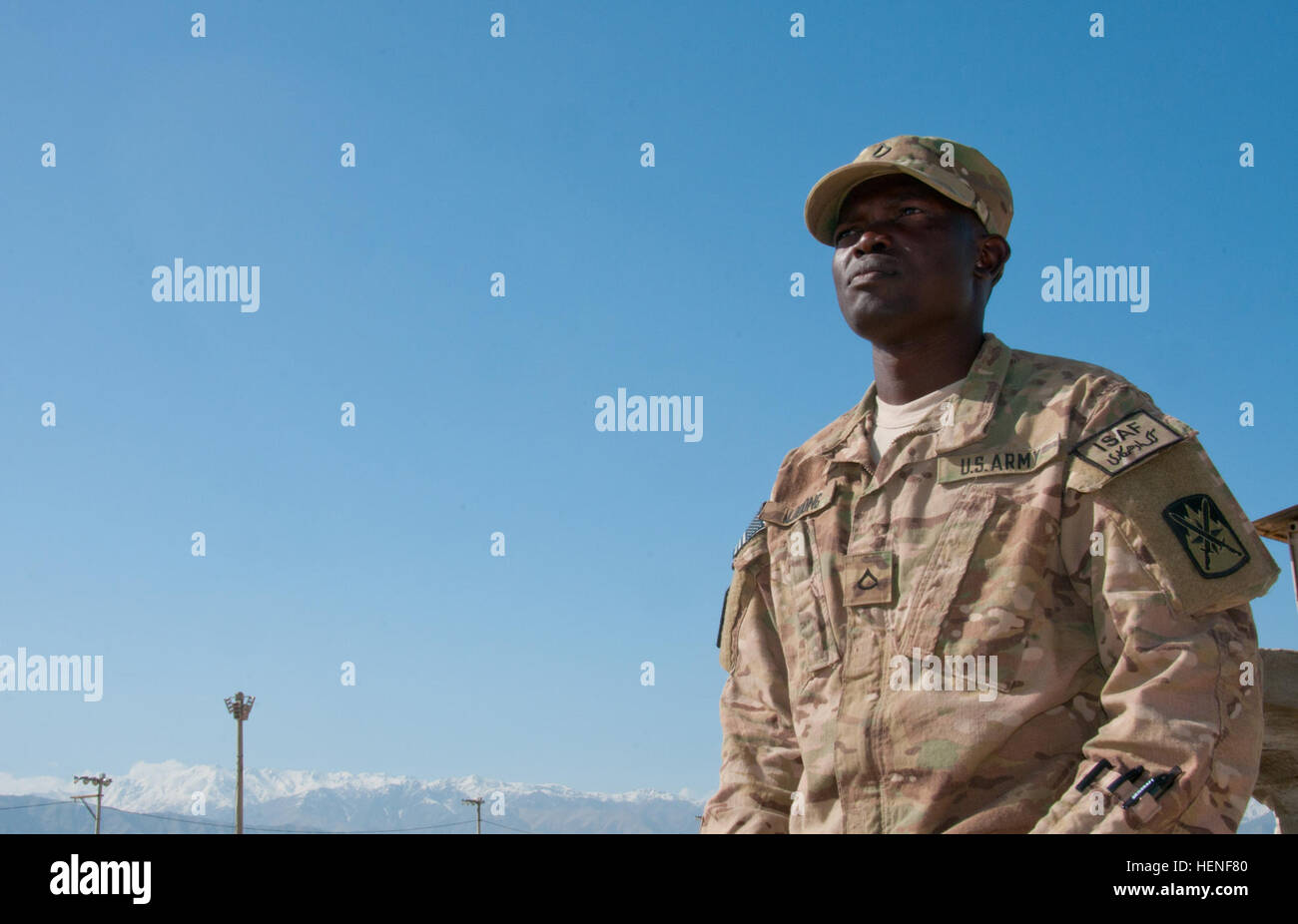 La FPC. Anthony Lodiong, un spécialiste logistique automatisée, affectés au siège de l'entreprise et de l'Administration centrale, 10e bataillon de troupes spéciales, 10e Brigade de soutien. (Photo par le Sgt. Michael K. Tinée, 10e Brigade de soutien sous-officier des affaires publiques) PFC. Anthony Lodiong 140427-A-CA521-019 Banque D'Images