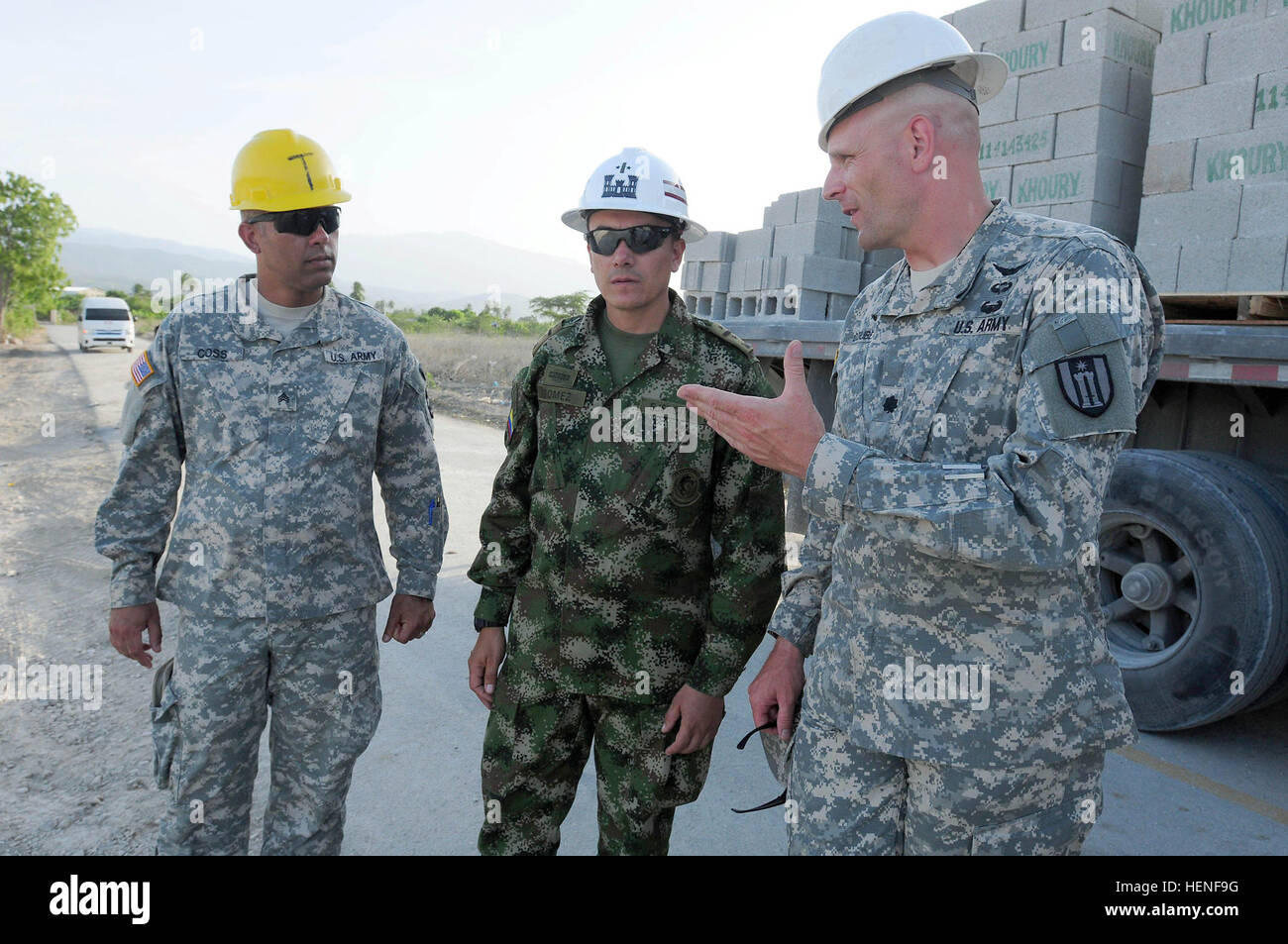 Lieutenant-colonel Chirstopher Dziubek, au-delà de l'horizon 2014 Le commandant de la Force opérationnelle Larimar, discute avec le Lieutenant-colonel de l'armée colombienne José Manuel Lopez Valenzuela au Pescaderia site de construction à Barahona, République dominicaine, 28 avril. Soldats, aviateurs et soldats de l'armée colombienne et chiliens participent à la mission du sud de l'armée des États-Unis au-delà de l'horizon 2014 à Barahona, République dominicaine. Les membres du service affecté à la Force Larimar sont en train d'effectuer des travaux de génie civil à cinq sites différents en construisant trois cliniques médicales et deux partitions de l'école à Barahona Banque D'Images