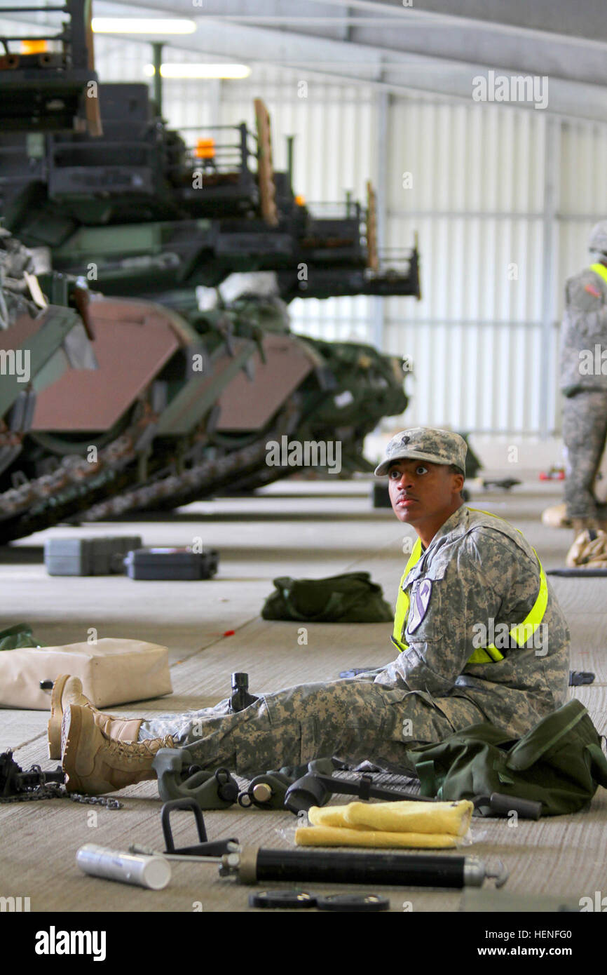 La CPS. LaQuan Dorsey, un pétrolier à partir de la 2e, 5e régiment de cavalerie Battlion reçoit, les stocks et les assemble de nouveaux outils et pièces qu'il a reçu avec son activité européenne Set M1A2 Abrams char de combat principal. La 2-5 Cav. utilisera l'ensemble de l'activité de l'exercice Combined Résoudre II, et leur durée que la Force de rotation européenne. (U.S. Photos de l'armée par le lieutenant Henry Chan 1er, 16e, 21e Brigade de soutien Soutien Théâtre Commande) Knight  % % % % % % % %E2 % % % % % % % %80 % % % % % % % %99s de la Brigade à la fort  % % % % % % % %E2 % % % % % % % %80 % % % % % % % %93 Partie II, EAS attirer 140503-A-WZ553-404 Banque D'Images