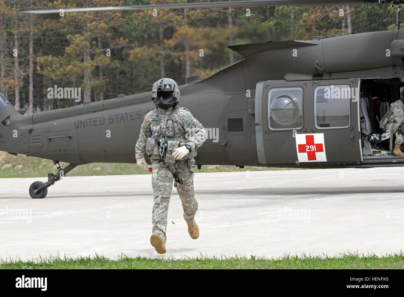 Le Sgt. Chris Bignami, un paramédic de vol pour la compagnie, 1er Bataillon, 214e Régiment d'aviation, split basée entre Johnstown, en Pennsylvanie, et à Fort Knox, Ky., sprints pour rencontrer les transporteurs de déchets à un camp de base le 8 mai 2014 lors de la 86e Division de formation Soutien au combat de l'exercice de formation/Global Medic du 26 avril jusqu'au 16 mai sur Fort McCoy, Wisconsin (Etats-Unis) La société fait partie de la 11e commandement de l'Aviation, Fort Knox, Ky. Photo de M. Clinton, bois, 84e commandement de l'instruction des affaires publiques. Réserver Société Medevac affine ses compétences à CSTX-Global Medic 140508-A-HX393-311 Banque D'Images