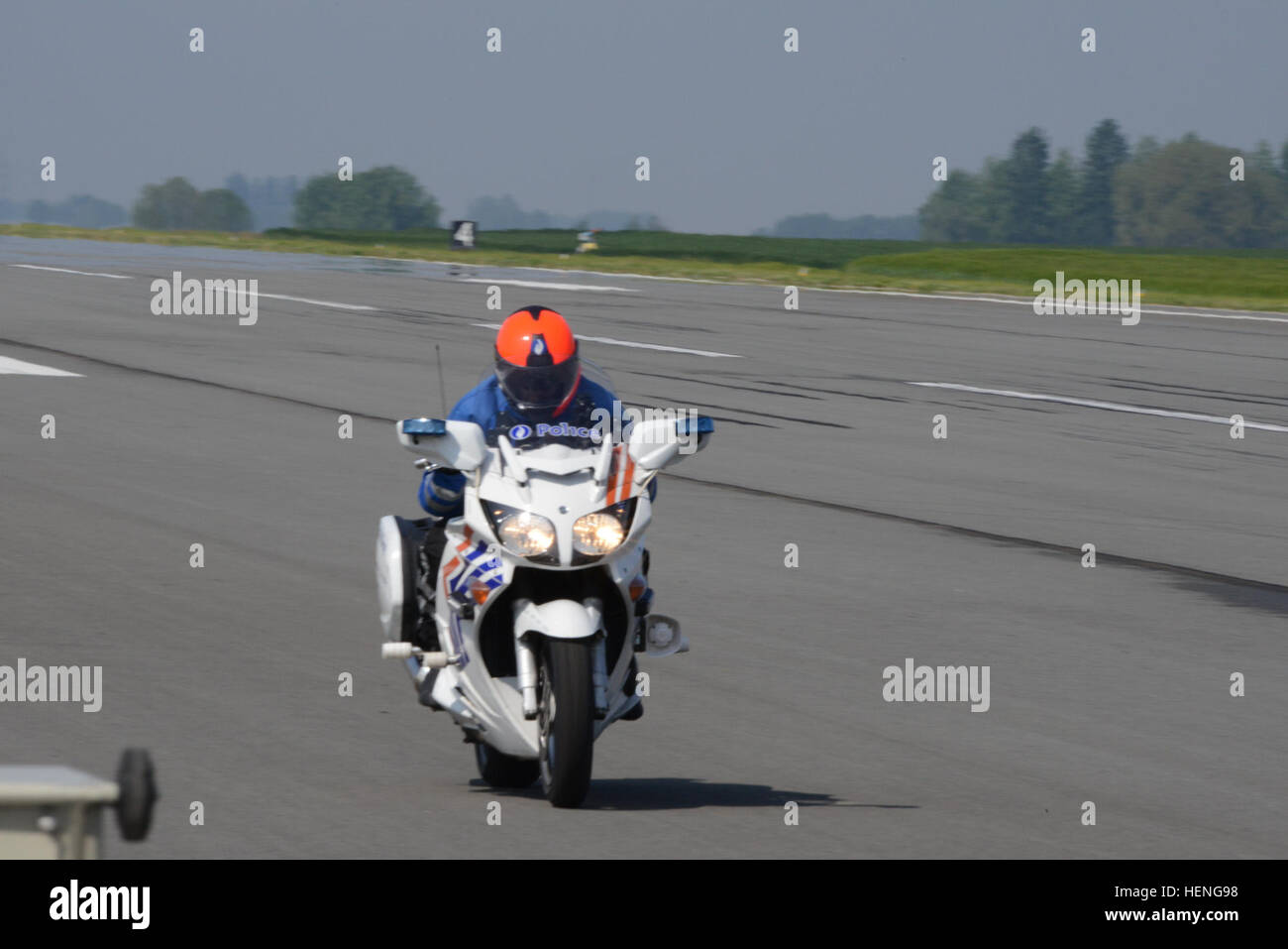Une moto (Yamaha FJR 1300) de la province du Hainaut la police belge passe  devant le radar de vitesse stationnaire à une vitesse maximale de 240 km/h  (150 mph) au cours de