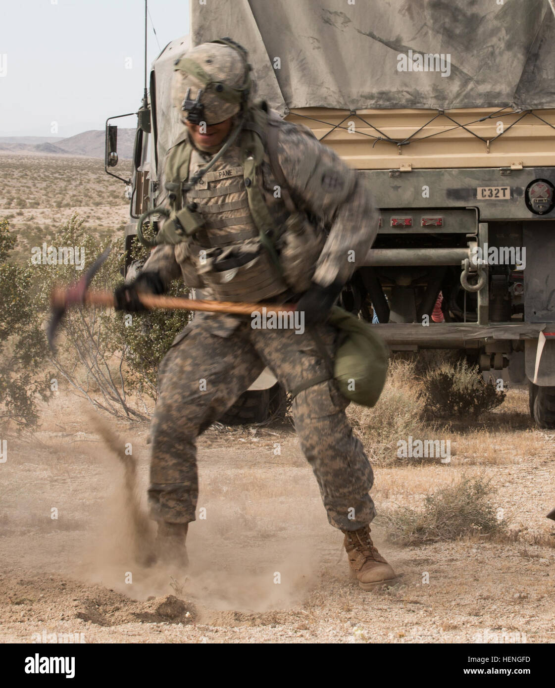 Un soldat de l'armée américaine, attribué à Charlie Troop, 2e Bataillon, 11e Régiment d'artillerie, creuse un trou pour un M777 au cours de l'action décisive 14-07 Rotation au Centre National d'entraînement, Fort Irwin, en Californie, le 17 mai 2014. L'obusier remorqué est une arme qui peut tirer des missiles multiples efficacement jusqu'à 25 kilomètres. (U.S. Photo de l'armée par le Sgt. Richard W. Jones Jr./soldats libérés) engager des cibles ennemies avec l'obusier 140517-A-QU939-223 Banque D'Images