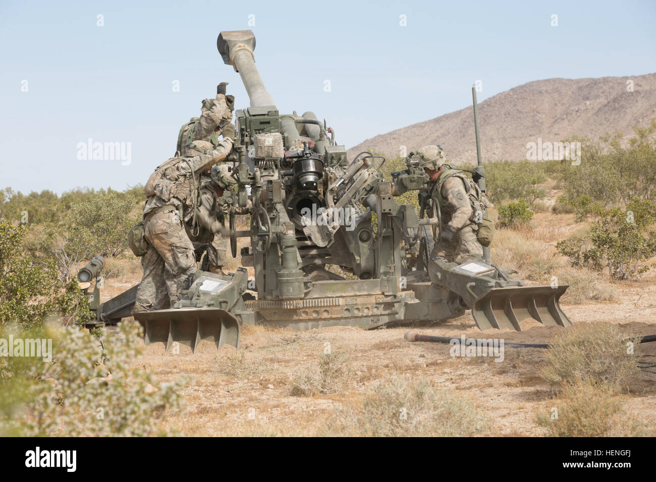 FORT IRWIN, Californie - Les soldats de l'armée américaine, attribué à Charlie Troop, 2e Bataillon, 11e Régiment d'artillerie, engager des cibles ennemies et tourner un obusier M777 au cours de l'action décisive 14-07 Rotation au Centre National d'entraînement, le 17 mai 2014. L'obusier remorqué est une arme qui peut tirer des missiles multiples efficacement jusqu'à 25 kilomètres. (U.S. Photo de l'armée par le Sgt. Richard W. Jones Jr., Operations Group, Centre national de formation des soldats) engager des cibles ennemies avec l'obusier 140517-A-QU939-302 Banque D'Images